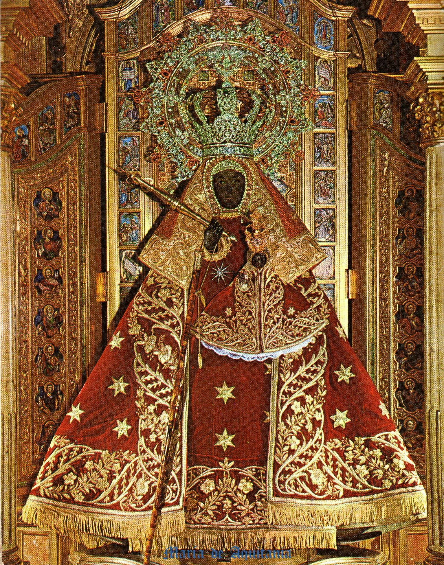 Talla de madera de la Virgen de Guadalupe de Extremadura. 