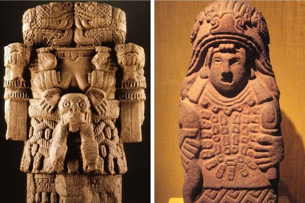 A la izquierda, vemos una representación de la diosa Coatlicue y a la derecha, la representación de la diosa Cihuacóatl.